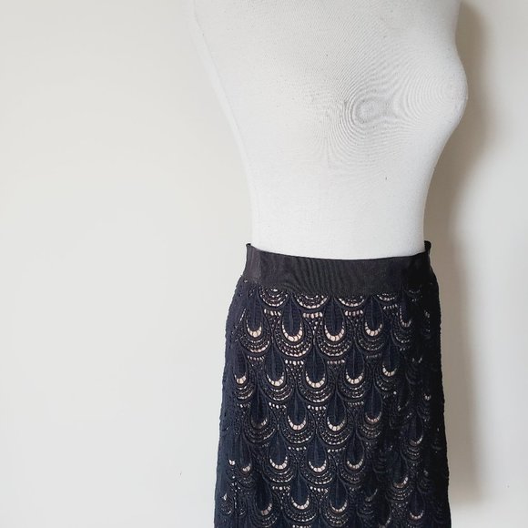 ANN TAYLOR Lace Scalloped Pencil Skirt - Picture 4 of 8